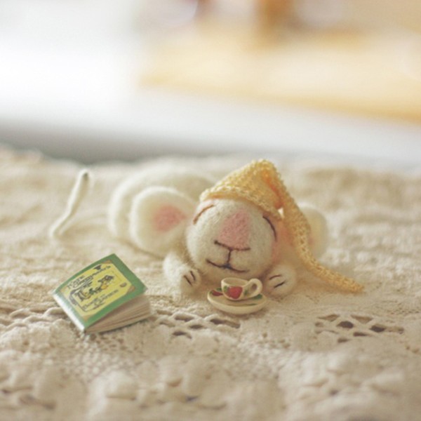 Wool felt handmade DIY cute little white mouse’s daily life