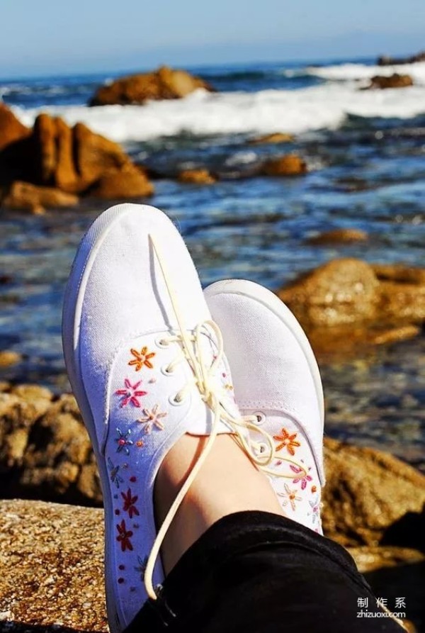 No matter how cheap or ordinary white shoes are, you can make them look beautiful with just one trick.