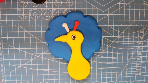 It is simple and easy to make a handmade clay peacock. It will be suitable for parent-child interactive games at a glance.