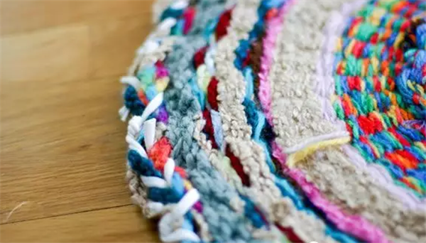 Creative handmade franchise stores share DIY freehand knitted hula hoop carpets