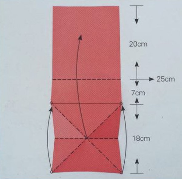 Illustration of simple folding method of heart-shaped red envelope bag