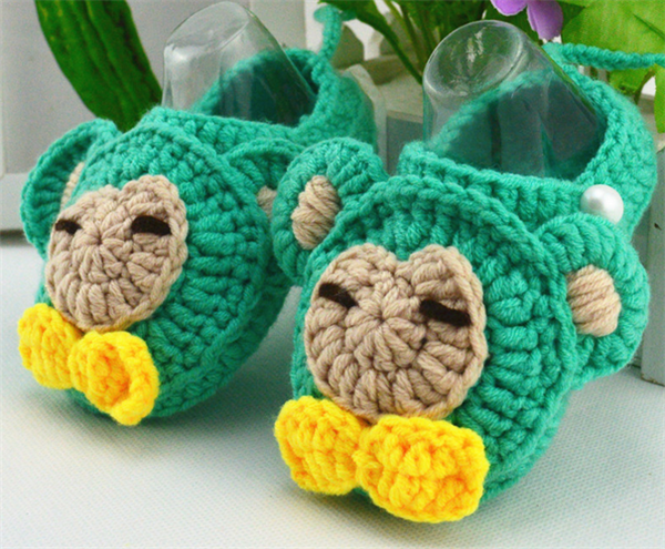 DIY hand knitted crochet baby shoes for babies