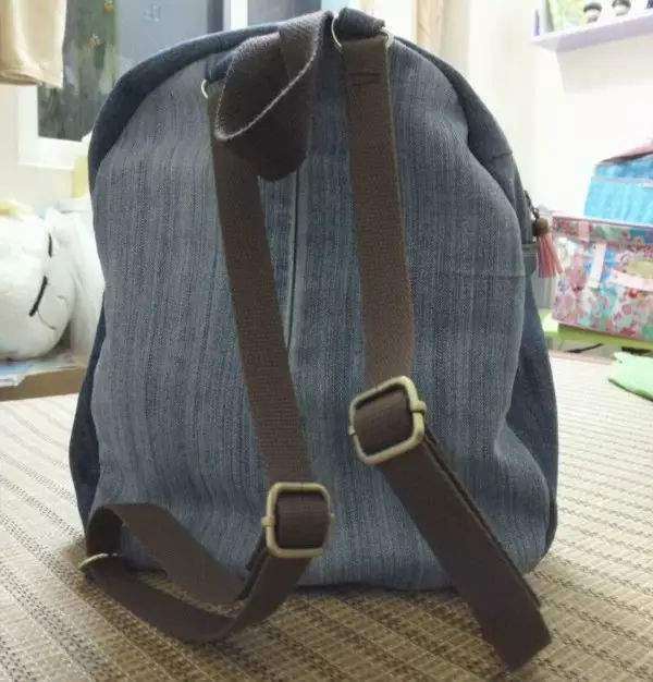 Tutorial on how to transform old jeans into a backpack