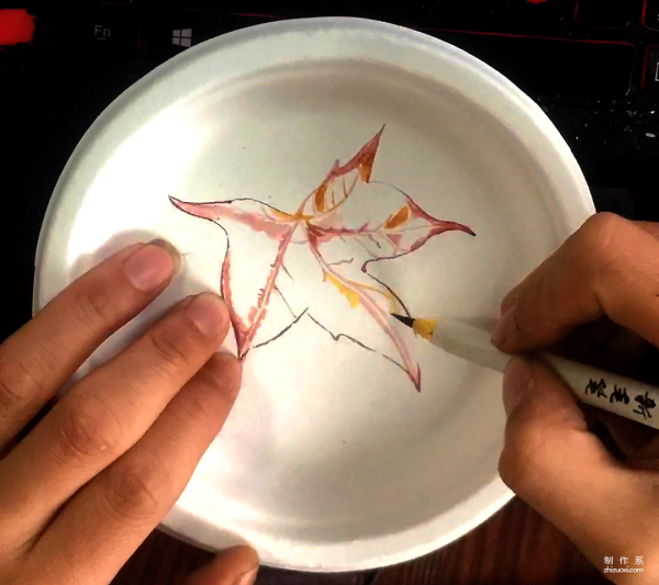 Children learn to draw, simple and interesting paper plate drawing maple leaf drawing process chart