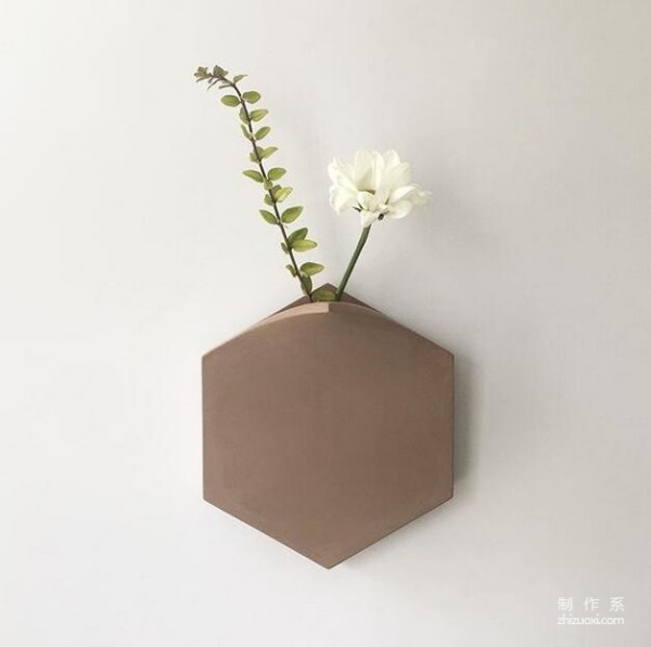 Simple and stylish wall-hanging vase