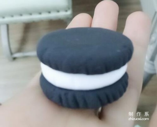 Macarons are a very favorite dessert among modern women. I would like to share a tutorial on how to make homemade macarons from polymer clay.