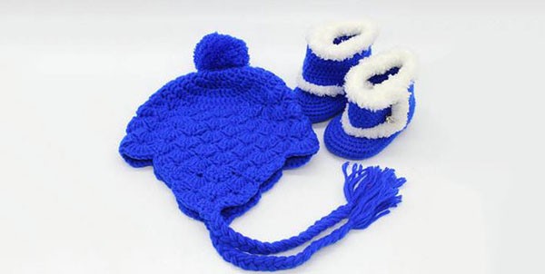 Hand-knitted cute shoes and hats that warm baby’s hands and feet