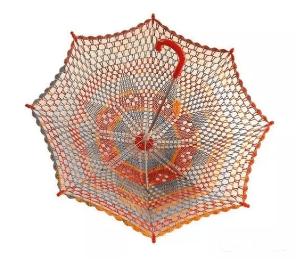 Don't throw away old umbrellas. Hook a few balls of thread onto a piece of umbrella cloth and sew it on, and everyone will be rushing to get it.