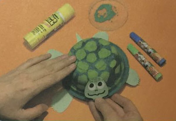 Use disposable paper bowls to make crawling turtles, simple and creative crafts