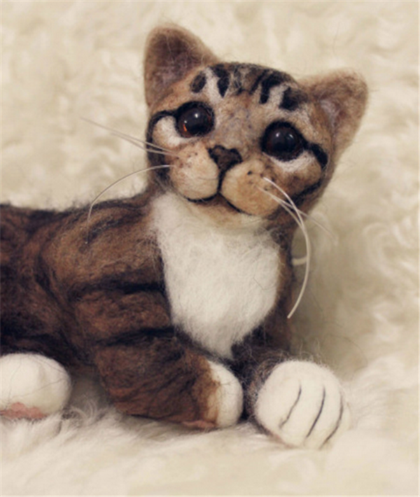 Wool felt handmade DIY works are elegant and cute cats