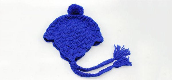 Hand-knitted cute shoes and hats that warm baby’s hands and feet