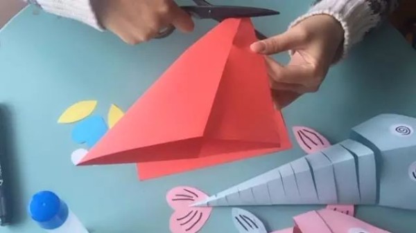 Childrens creative handicraft class, tutorial on making three-dimensional fish from cardboard