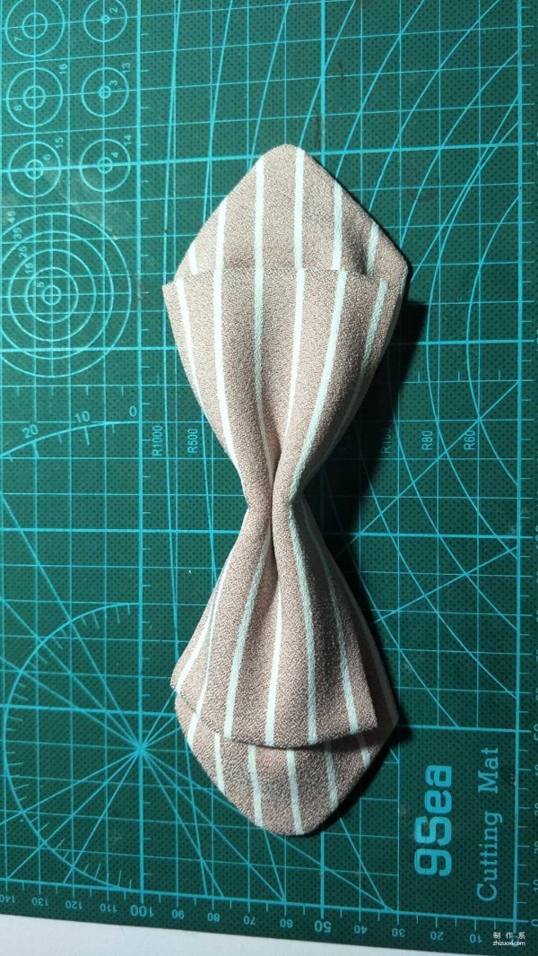 Fabric hand-making, a hand-making method of a jk bow tie double-layered bow