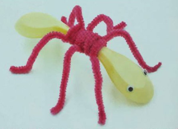 Use two plastic spoons to make cute ants. How to make handmade ants.