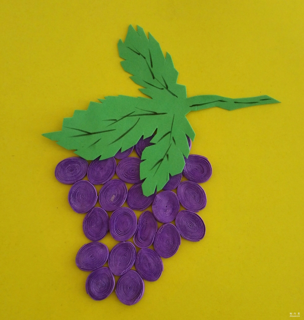 Children use colored sponge paper to make beautiful grape stickers by hand