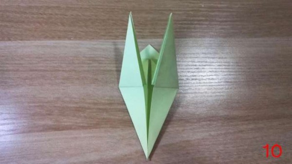 Handmade origami tutorial teaches you to use two pieces of paper to fold the king mantis in the grass.