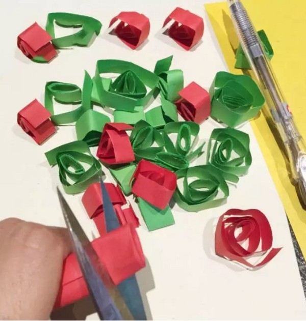 Illustrated tutorial on the decorative effect of paper-quilled trees in the classroom