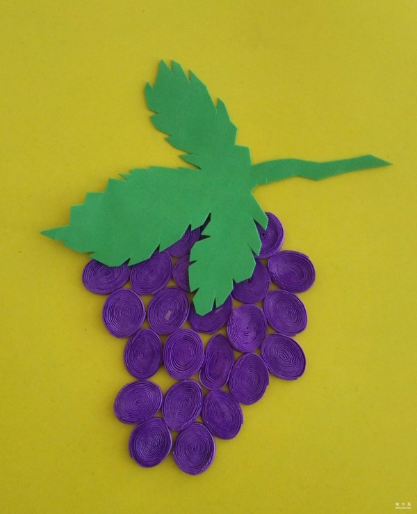 Children use colored sponge paper to make beautiful grape stickers by hand