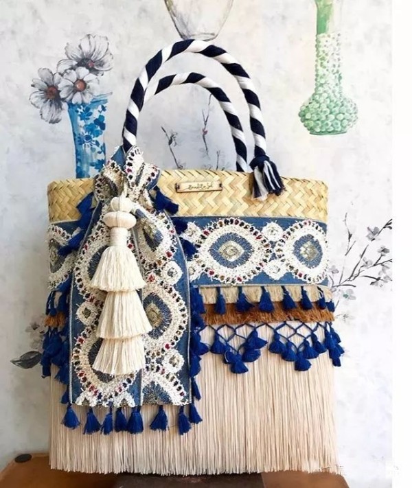 No matter how ugly the bag is, it can be saved with tassels. Renovating an old bag that is not in use makes it more beautiful than a new one.