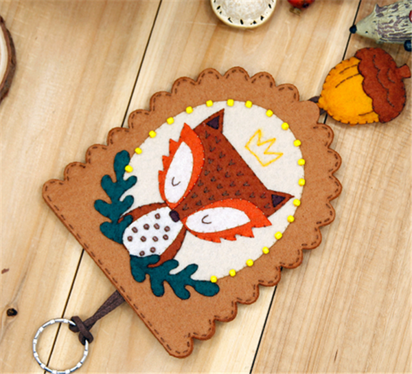 Handmade non-woven fabric DIY production to meet the autumn owl key bag