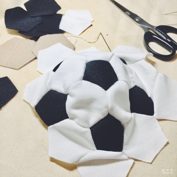 Teach you how to make simple and creative fabric footballs using black and white waste fabrics and old clothes.