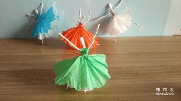 You can also make such a beautiful dancing figure out of toilet paper, so beautiful!