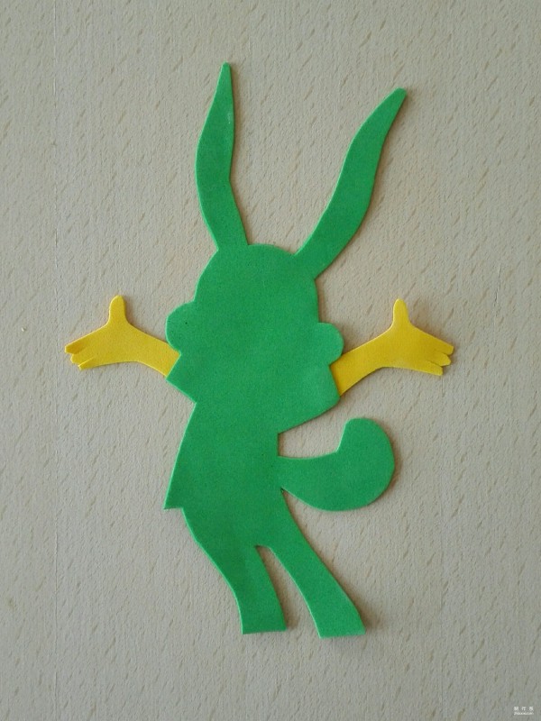 Childrens handicrafts teach you to use sponge paper to make a cute little bunny sticker with live waves.