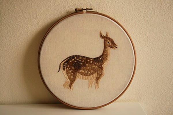 Appreciation of handmade DIY embroidery of small animal products on the ground