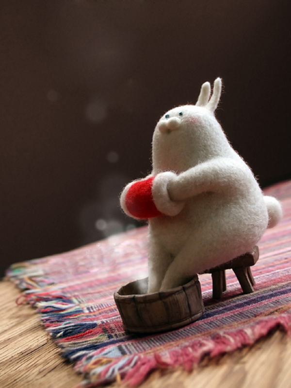 DIY handmade wool felt to make a chubby rabbit that can soak its feet