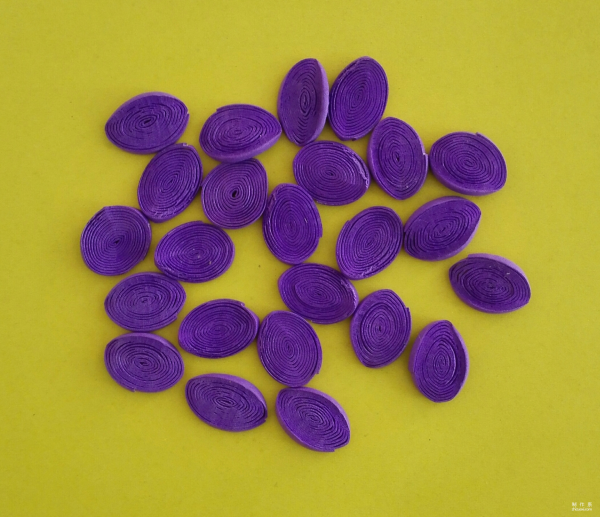 Children use colored sponge paper to make beautiful grape stickers by hand