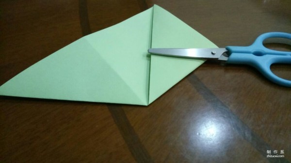 Children learn origami, simple DIY folding method of small foreign-style building for children.