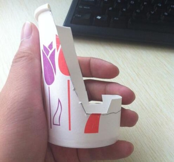 Make a mobile phone holder out of paper cups. DIY a holder out of paper cups.