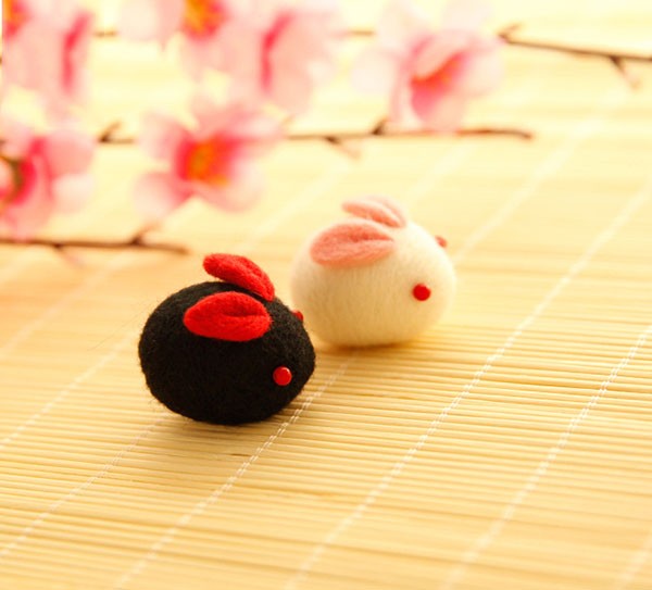 Appreciation of two cute black and white wool felt DIY cute bunny pendant products