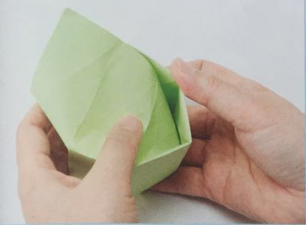 Step-by-step illustration of making a box made of heaven by hand origami