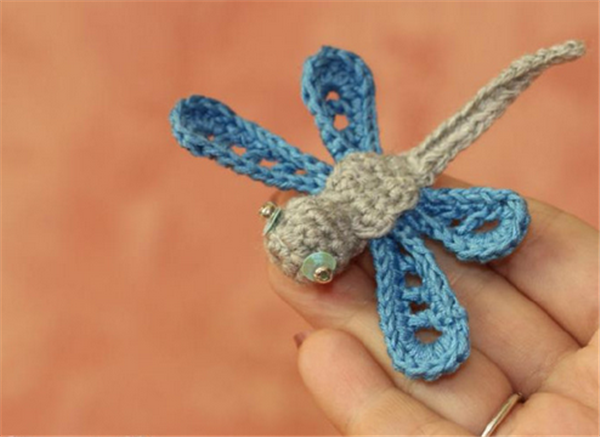 Appreciation of creative little dragonfly works made by hand crochet DIY