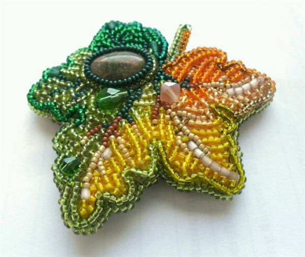 Create a unique and creative hand-beaded DIY braided brooch