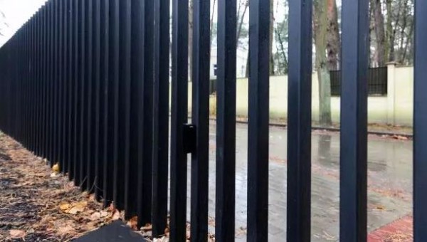 Fancy Fence retractable fence that can be hidden underground at any time