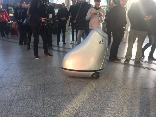 Smart trash cans can beg for trash like ten cleaners