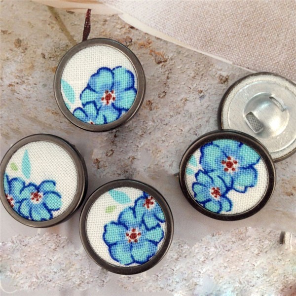 Light blue small floral hand-embroidered DIY small fresh buttons