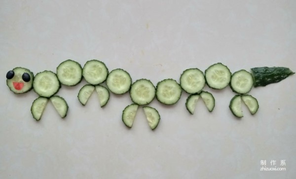 Complete picture and steps of DIY cucumber caterpillar stickers for children