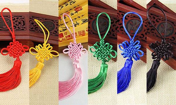 Appreciation of colorful handmade DIY woven Chinese knots