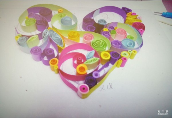 Tutorial on hand-made DIY beautiful heart-shaped pattern decorations from quilled paper crepe paper