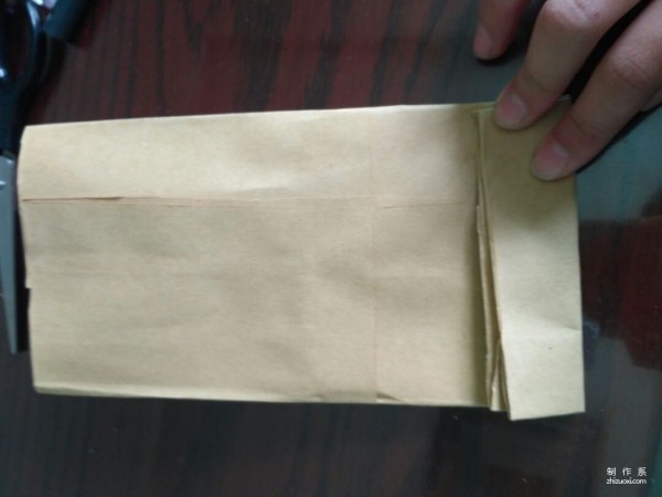 Illustration of the manual origami method of kraft paper packaging bags