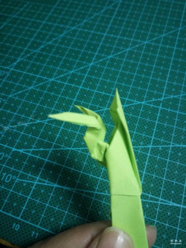 How to make origami of a super cute mantis