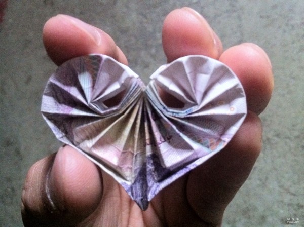 How to fold paper money into snake belly origami heart