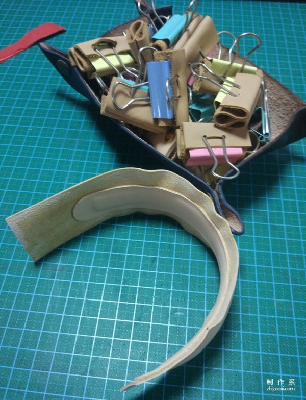 Original color vegetable tanned leather bracelet production