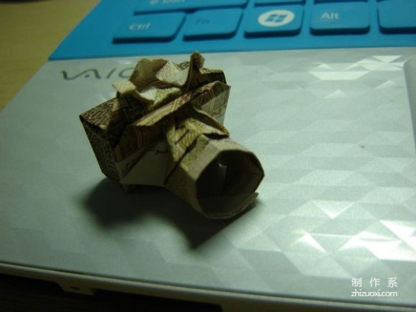 Illustrated tutorial for DIY handmade origami camera toys using RMB or US dollar banknotes