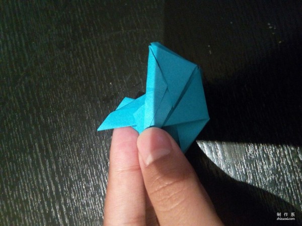 Illustrated tutorial on the manual origami method of angular paper boxes