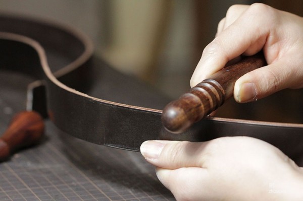 Make a bridle leather belt using an acrylic belt ruler