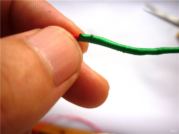 Detailed step-by-step illustration of how to weave a button knot bracelet